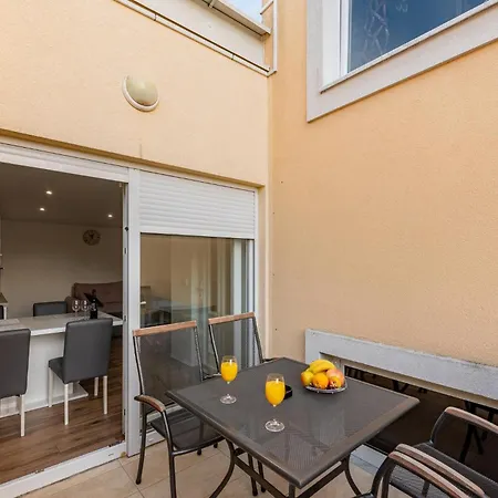 Apartment 1 Bedroom Gorgeous In *